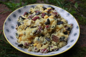 cremiger Kartoffelsalat mit Roten Bohnen und Kürbiskernen