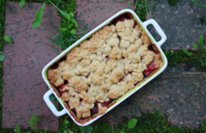 gedeckter roter Beerenkuchen 