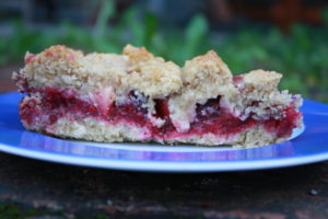 gedeckter roter Beerenkuchen 