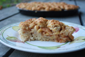 Apfel-Birnen-Kuchen mit Weintrauben 