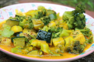 Brokkoli Zucchini Pfanne mit Kürbissauce