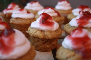 Haselnuss-Cup Cakes mit Zwetschkenröster