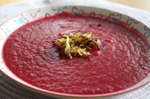 Rote Rübensuppe mit Apfel-Zwiebel-Kren