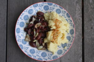 Püree mit Käferbohnensalat