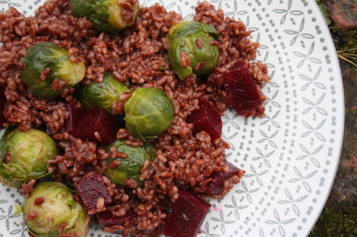 Roter Reis mit Kohlsprossen und Roten Rüben