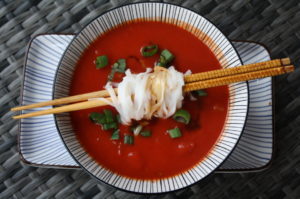 Tomatensuppe mit Reisnudeln und Sojasauce