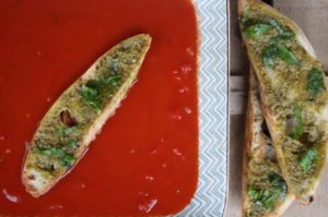 Tomatensuppe mit knusprigen Pestobrötchen 