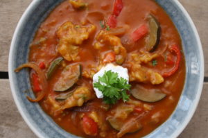 Gulaschsuppe mit eingetropften Spätzle