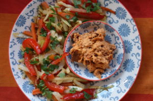 Paprika-Karotten-Kraut mit Tomatenhummus