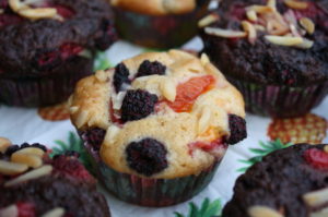 helle Marillen-Muffins mit schwarzen Himbeeren 