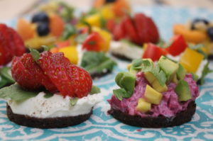 Rote Rüben-Avocado-Pumpernickel-Häppchen