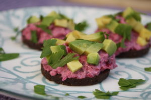 Rote Rüben-Avocado-Pumpernickel-Häppchen