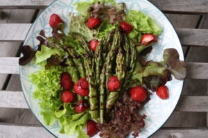 Spargel mit Erdbeeren auf Blattsalat