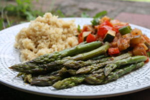 Grüner Spargel mit Ratatouille und Quinoa