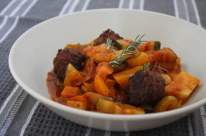 mediterranes Gemüse mit Falafelbällchen