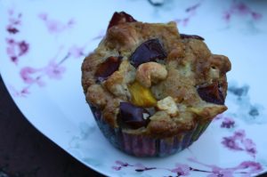 Zwetschken-Muffins mit Pfirsichen und Äpfeln