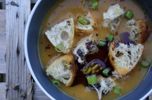 Kürbiscremesuppe mit Knoblauchbrot