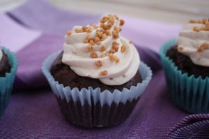 Bananen-Schoko-Muffins mit cremigem Bananentopping