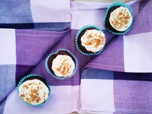 Bananen-Schoko-Muffins mit cremigem Bananentopping