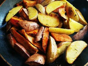Süßkartoffel- und Kartoffel-Wedges aus der Pfanne