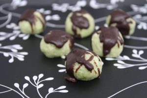 Gerstengras-Kokos-Pralinen mit Schokolade