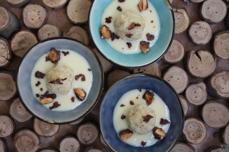 Milchreis-Pralinen in Vanillesauce mit Knuspermandeln