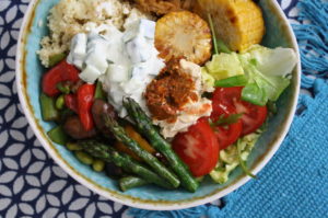 mediterrane Gemüsebowl mit Couscous