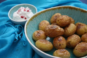 Baby-Ofenkartofferl mit Knoblauch-Dip