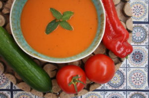 Gazpacho aus Tomaten, Paprika und Gurken