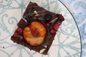 Marillenkuchen mit Beeren und weißer Schokolade