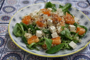Quinoa-Salat mit Mandarinen und Feto