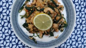 Spinat-Reis-Salat mit Kichererbsen und Nüssen