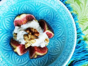 Feigen mit Cashew-Frischkäse und Nüssen