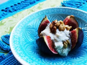 Feigen mit Cashew-Frischkäse und Nüssen