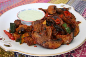 würzige Portobelle-Grillpfanne mit Tzaziki