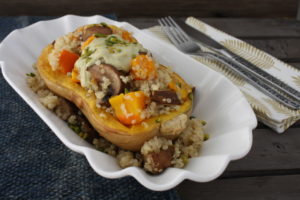 Gefüllter Butternuss-Kürbis mit Pilz-Quinoa und Pistazien-Joghurt