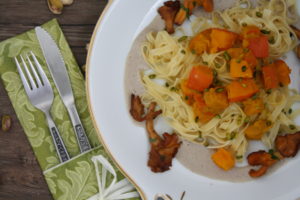 Tagliatelle mit Kürbis-Pistazien-Ragout und Eierschwammerl an Pilzcreme