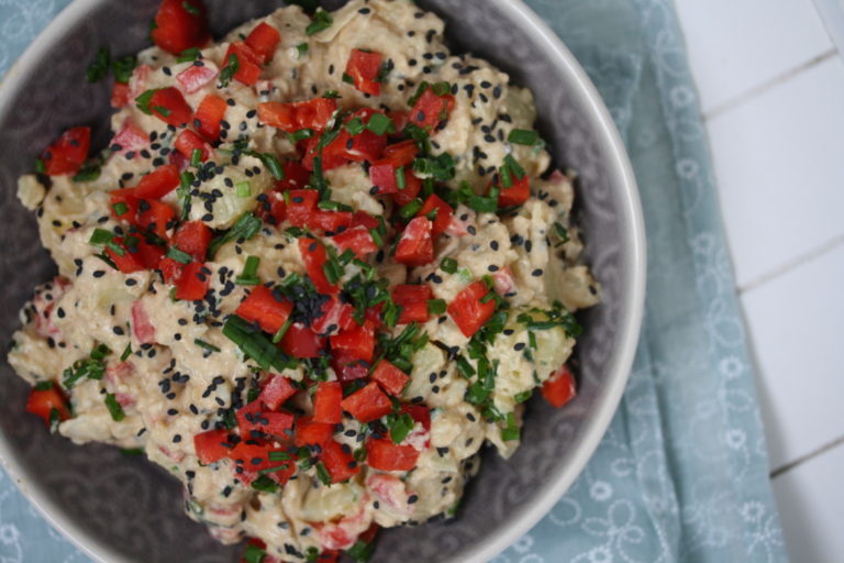 cremiger Kartoffelsalat mit Tahini und schwarzem Sesam