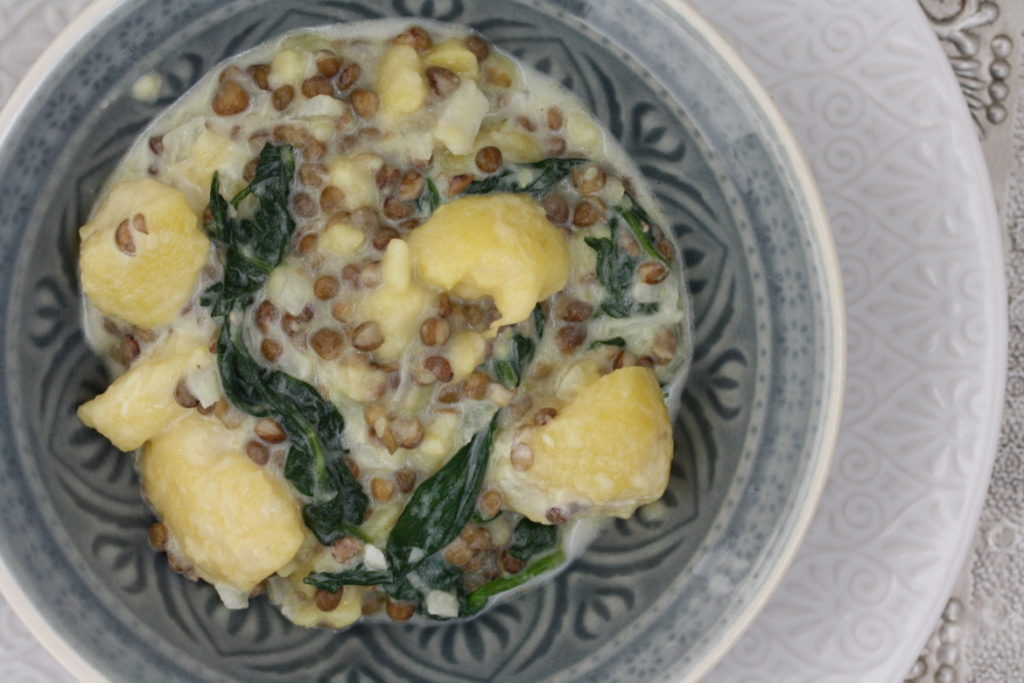 cremiger Kartoffelsalat mit Spinat-Linsen