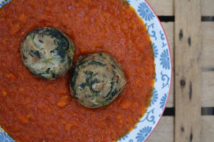 Spinat-Semmelknödel auf Kürbis-Tomatensauce 