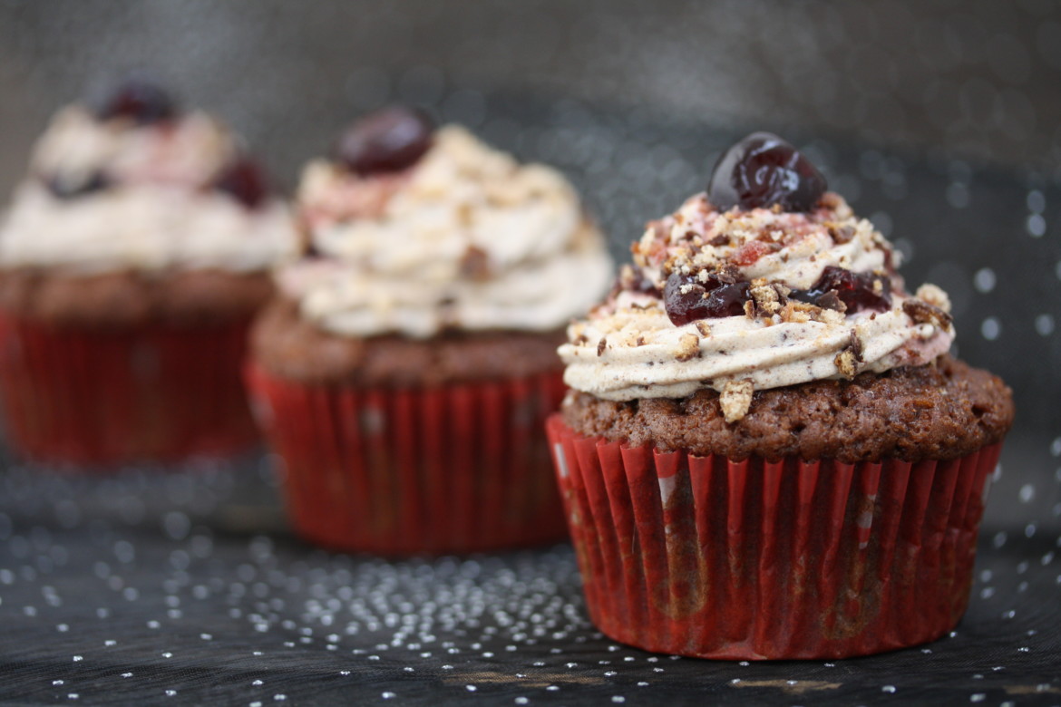 Lebkuchen-Muffins gefüllt mit Zimt-Kirschen und Vanillecreme - Ehrlich ...