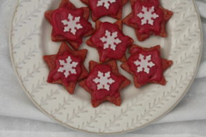 Rote Rüben-Weihnachtskekse mit Schneeflöckchen