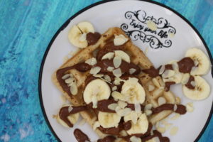 Belgische Waffeln mit Nougatcreme, Bananen und Mandelsplitter