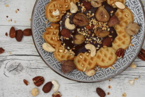 Waffeln mit Schokosauce, Nüssen und Maroni