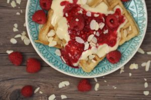 Belgische Waffeln mit Vanillesauce und Himbeeren 