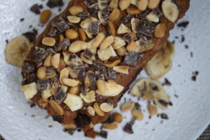 Bananenbrot mit Erdnüssen