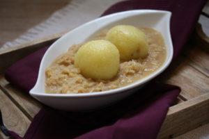 gefüllte Knödel mit Sauerkraut 