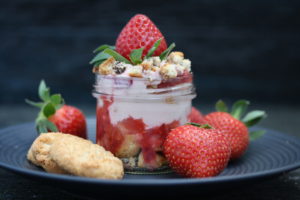 Erdbeer-Keks-Tiramisu mit Joghurt