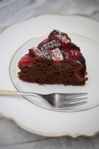 schokoladiger Rhabarber-Erdbeer-Kuchen