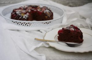 schokoladiger Rhabarber-Erdbeer-Kuchen